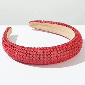 Détail d'un serre-tête en éponge à strass rouges de luxe avec doublure en velours