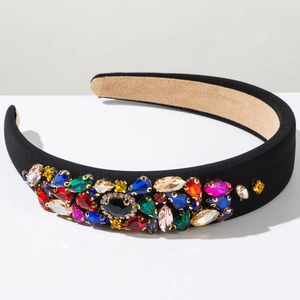 Détail de strass colorés et de gemmes étincelantes sur un serre-tête en tissu noir