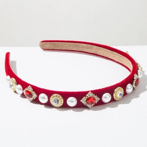 Nahaufnahme von rotem Samtstirnband mit weißen Perlen, roten Kristallen und Strass