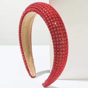 Détail du serre-tête rembourré en strass rouges avec cristaux étincelants et doublure antidérapante