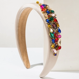 Détail du serre-tête en satin avec des strass colorés et des cristaux de qualité