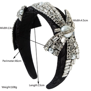 Cerchietto di lusso nero con strass, perle e fiocco per un'acconciatura elegante