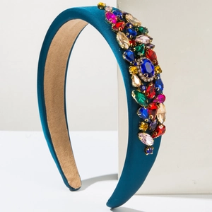 Détail du serre-tête rembourré bleu sarcelle orné de strass colorés et velours