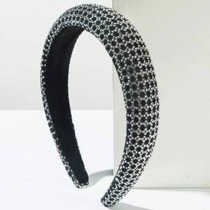 Vue macro du serre-tête rembourré de luxe avec détails en strass scintillants