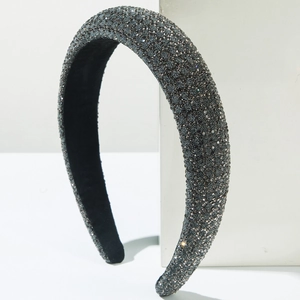 Détail du serre-tête épais en éponge avec strass gris foncé et doublure en velours noir