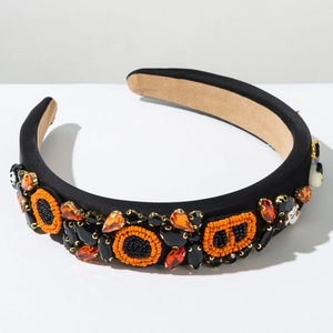 Détails des perles BOO et breloques fantômes sur un serre-tête noir d'Halloween