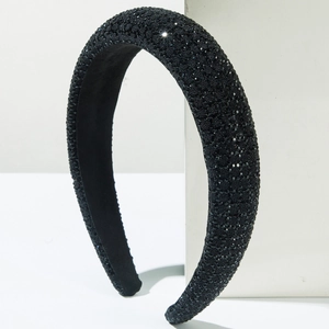 Détail du serre-tête en velours noir orné de cristaux brillants et de strass scintillants