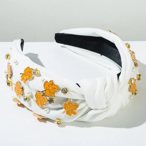 Détail d'un large bandeau noué avec feuilles d'érable orange, perles et cristaux