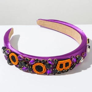Détail du serre-tête d'Halloween en satin violet avec broderie de perles BOO faite main
