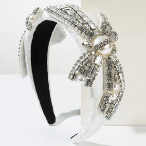 Cerchietto elegante in raso bianco con ricamo di perle e strass di lusso