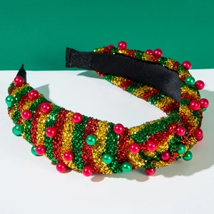Dettaglio del cerchietto natalizio a strisce di paillettes rosse e verdi con perle