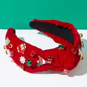 Dettaglio cerchietto natalizio in velluto rosso con ciondoli festivi e strass colorati