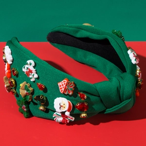 Détail du serre-tête vert forêt torsadé avec décorations festives de Père Noël et strass