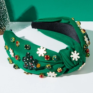 Détail du serre-tête de Noël en velours vert avec flocons en strass et sapin perlé