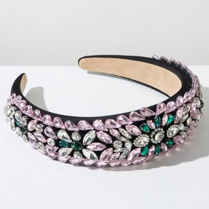 Dettaglio di cerchietto barocco di lusso con cristalli rosa e perle su raso nero