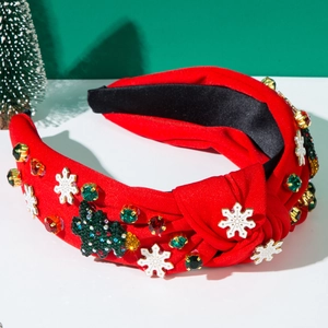 Détail du serre-tête de Noël rouge avec perles, flocons de neige et strass festifs