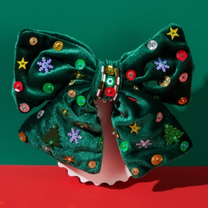 Nœud de Noël en velours vert avec paillettes et flocons de neige sur un support festif