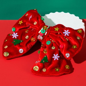 Détail du nœud en velours rouge avec sequins de sapin de Noël et flocons cousus main