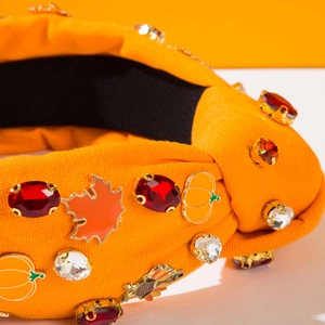Détail du serre-tête de Thanksgiving avec feuilles d'érable, citrouilles et strass brillants