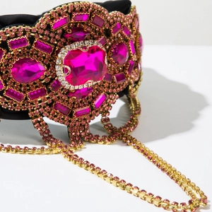 Dettaglio di un cerchietto barocco con cristalli rosa e nappe di strass pendenti