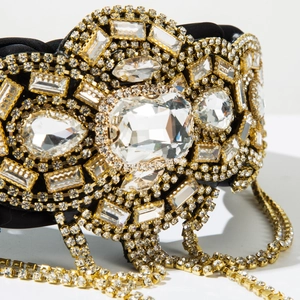 Macro di cerchietto lusso con frange di cristallo e grande diamante rettangolare