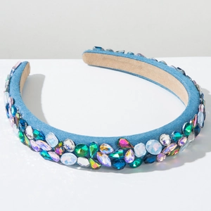 Détails des strass colorés sur le bandeau rembourré baroque en denim bleu chic