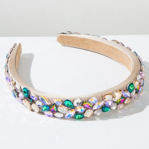 Détail du serre-tête baroque rembourré orné de cristaux multicolores sur fond blanc