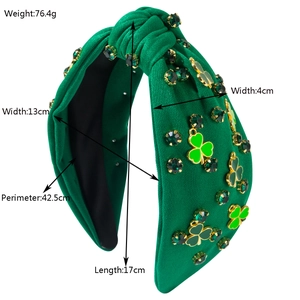 Serre-tête vert de la Saint-Patrick avec strass et breloques trèfles sur fond blanc