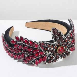 Gros plan du serre-tête en velours avec cristaux rouges et motif floral brillant