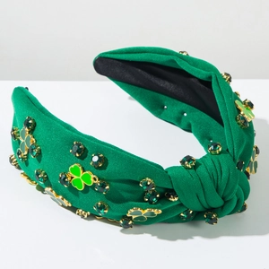 Détail du serre-tête noué vert avec trèfles et strass brillants pour femmes