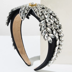 Serre-tête de luxe à fleurs en strass et cristaux sur velours noir posé sur socle blanc