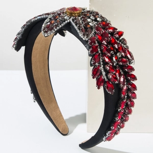 Serre-tête baroque luxueux avec cristaux marquise rouges et strass sur satin noir