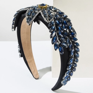 Détails des cristaux bleu foncé et petits diamants sur un serre-tête rembourré noir chic