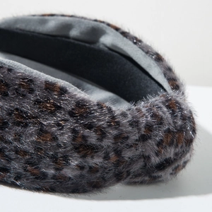 Gros plan d'un serre-tête en peluche léopard montrant la texture douce de la fourrure