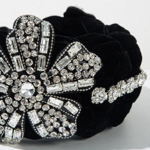 Detalle de diadema de terciopelo con flor de pedrería y cristales de alta calidad