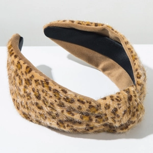 Détail du serre-tête rembourré à imprimé léopard avec nœud et texture en peluche douce