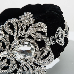 Détail d'un serre-tête en velours de luxe avec fleur en cristal et strass brillants