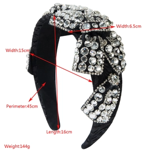 Serre-tête large noir de luxe avec strass complets et nœud sur fond blanc éclatant