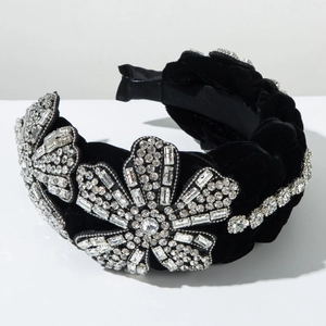 Detalle de la diadema de terciopelo negro con flores de diamantes y diseño ancho y grueso