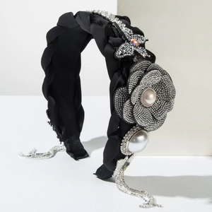 Diadema trenzada gruesa con flores de cristal y perlas colgantes sobre fondo blanco