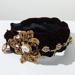 Détail du bandeau tressé en velours avec fleurs en cristal et pendentifs en strass suspendus