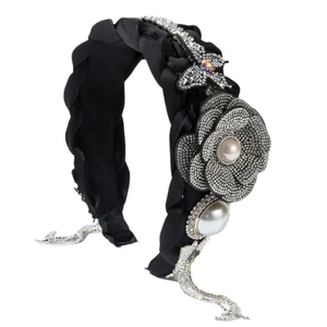 Diadema trenzada negra gruesa con flor de camelia de strass y borlas de perlas blancas