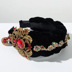 Détail du serre-tête en velours tressé avec grands cristaux rouges et ornements floraux dorés