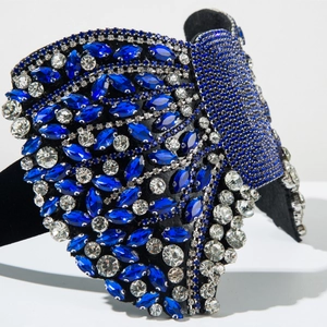 Détails de luxe du serre-tête large avec strass marquise bleu marine et cristaux fins