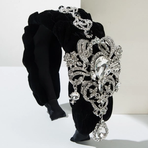 Détail du serre-tête baroque en velours noir avec fleurs en cristal et pendentifs