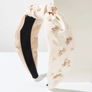 Serre-tête en tissu beige avec perles élégantes et breloques Love dorées pour femme