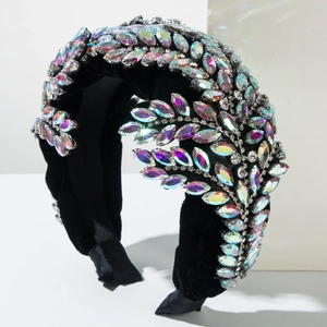 Détail des cristaux en forme de feuilles sur un serre-tête luxueux en velours noir