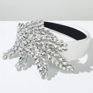 Detailansicht eines Barock-Haarreifens aus weißem Satin mit Marquise-Strasssteinen