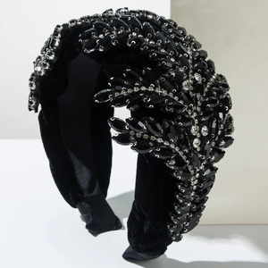 Gros plan détaillé d'un serre-tête en velours orné de strass noirs et brillants