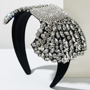 Détail macro du serre-tête rembourré avec strass en cristal sur velours noir élégant